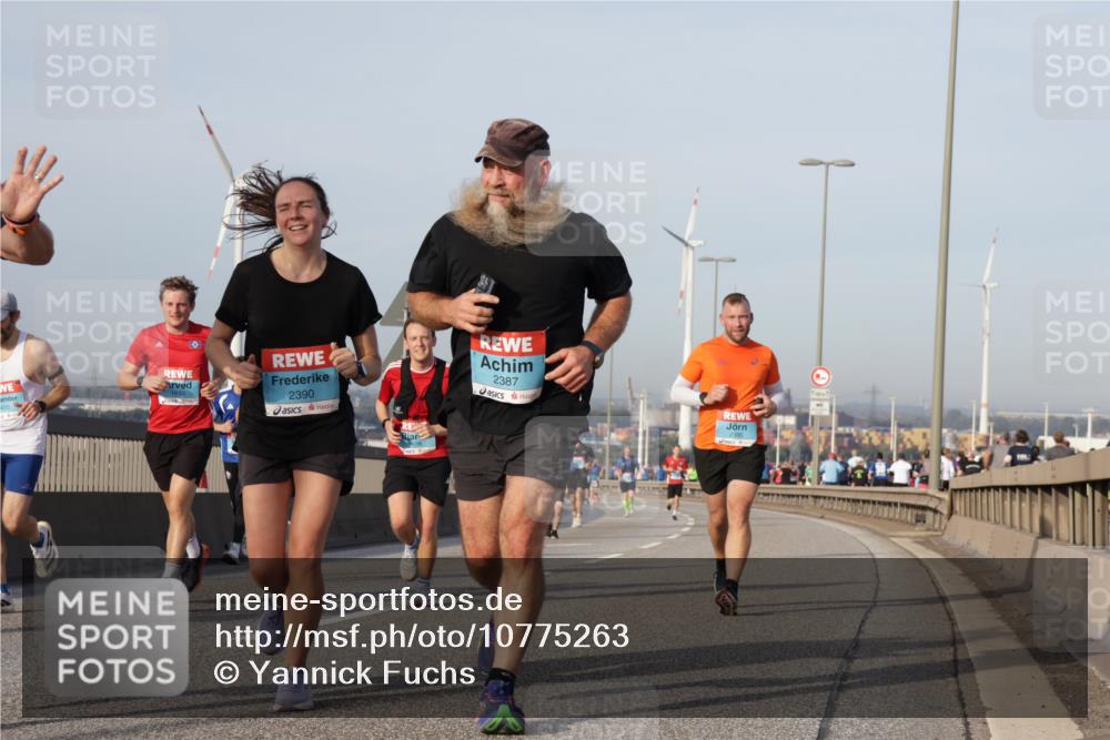 03.10.2026 - Köhlbrandbrückenlauf Yannick Fuchs http://msf.ph/oto/10775263 03.10.2026 09:40:30 Position 2 2390, 2387 meine-sportfotos.de