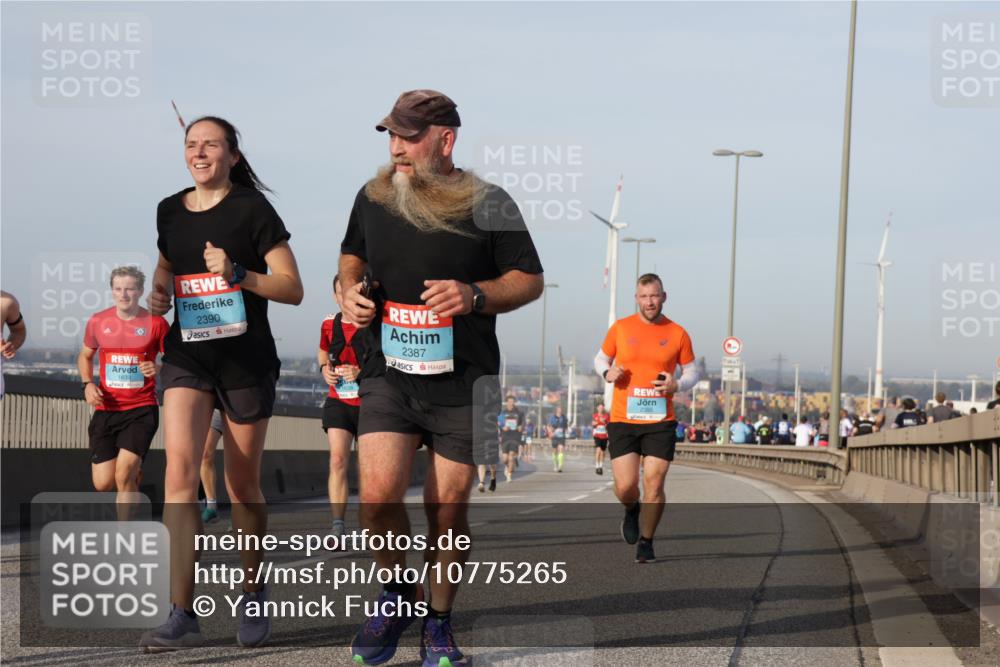 03.10.2026 - Köhlbrandbrückenlauf Yannick Fuchs http://msf.ph/oto/10775265 03.10.2026 09:40:30 Position 2 1639, 2390, 2387 meine-sportfotos.de
