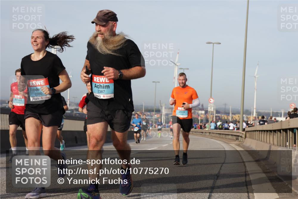 03.10.2026 - Köhlbrandbrückenlauf Yannick Fuchs http://msf.ph/oto/10775270 03.10.2026 09:40:30 Position 2 1639, 2390, 2387 meine-sportfotos.de