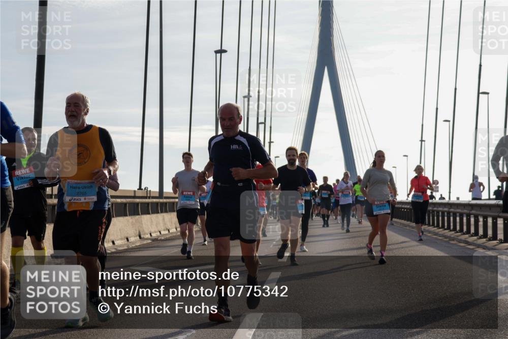 03.10.2026 - Köhlbrandbrückenlauf Yannick Fuchs http://msf.ph/oto/10775342 03.10.2026 09:34:50 Position 1 2360, 2765 meine-sportfotos.de