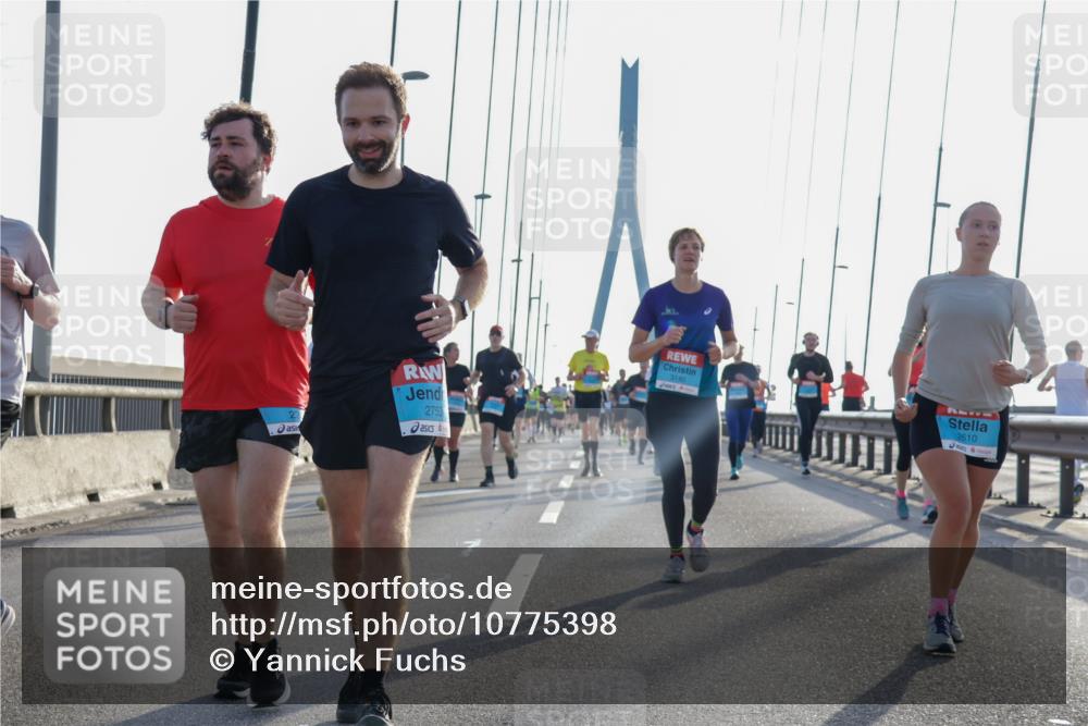 03.10.2026 - Köhlbrandbrückenlauf Yannick Fuchs http://msf.ph/oto/10775398 03.10.2026 09:34:55 Position 1 23, 2753, 3140, 2610 meine-sportfotos.de