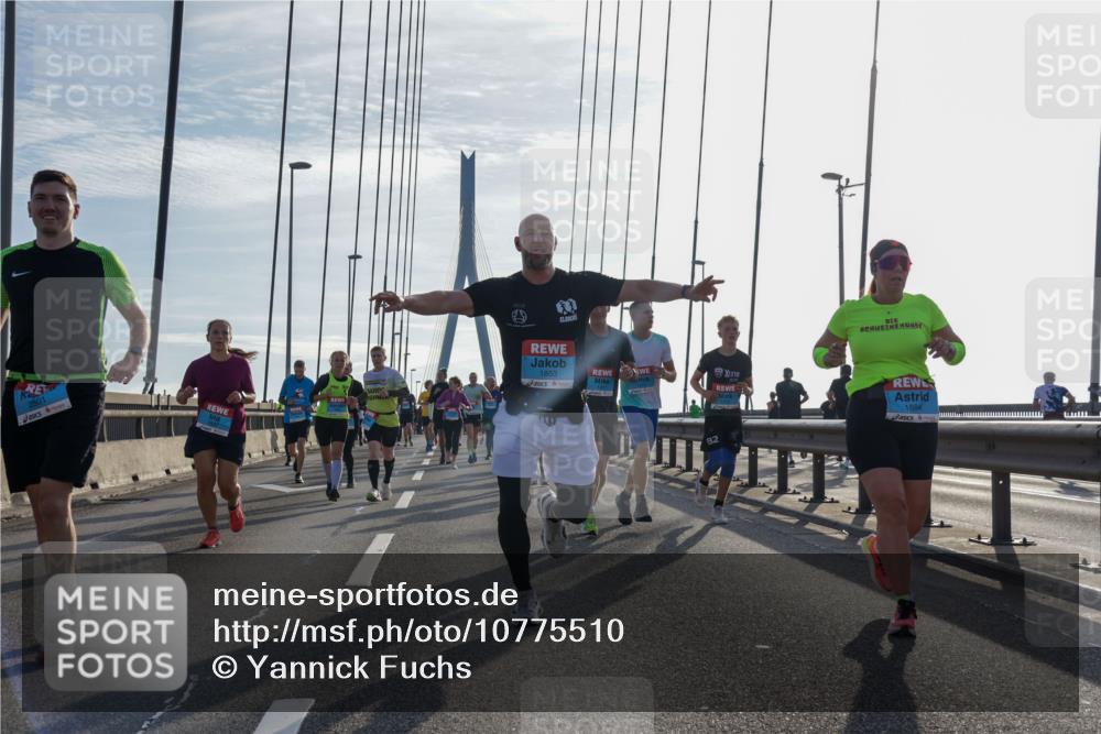 03.10.2026 - Köhlbrandbrückenlauf Yannick Fuchs http://msf.ph/oto/10775510 03.10.2026 09:35:06 Position 1 2801, 1853, 82, 1884 meine-sportfotos.de