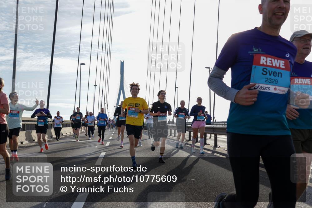 03.10.2026 - Köhlbrandbrückenlauf Yannick Fuchs http://msf.ph/oto/10775609 03.10.2026 09:35:14 Position 1 2329, 2952 meine-sportfotos.de