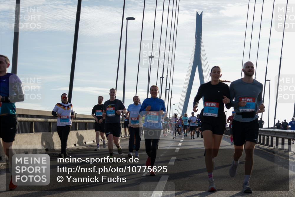 03.10.2026 - Köhlbrandbrückenlauf Yannick Fuchs http://msf.ph/oto/10775625 03.10.2026 09:35:15 Position 1 3807, 3809 meine-sportfotos.de
