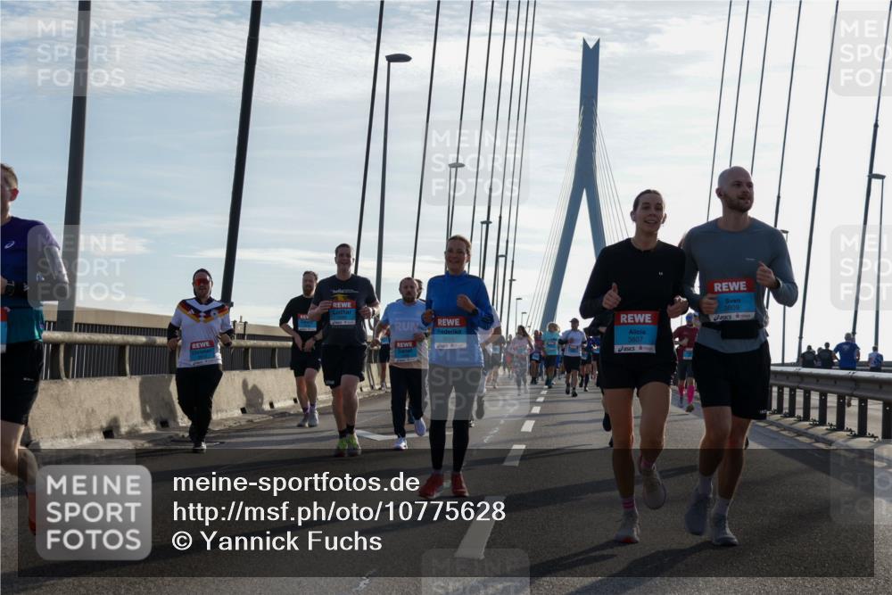 03.10.2026 - Köhlbrandbrückenlauf Yannick Fuchs http://msf.ph/oto/10775628 03.10.2026 09:35:16 Position 1 3255, 3807, 3809 meine-sportfotos.de