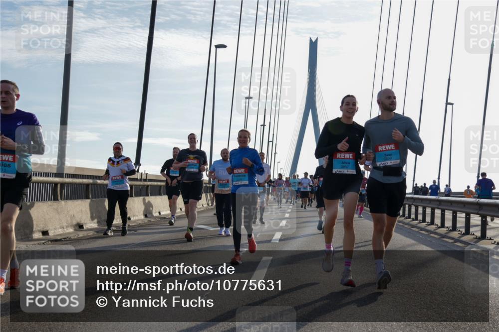 03.10.2026 - Köhlbrandbrückenlauf Yannick Fuchs http://msf.ph/oto/10775631 03.10.2026 09:35:16 Position 1 11, 3809, 3807 meine-sportfotos.de