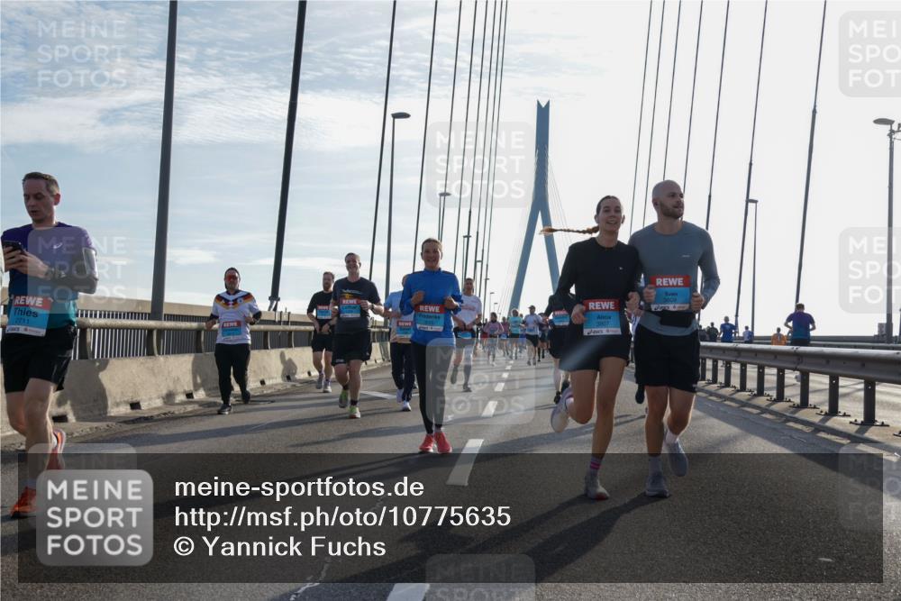 03.10.2026 - Köhlbrandbrückenlauf Yannick Fuchs http://msf.ph/oto/10775635 03.10.2026 09:35:16 Position 1 2711, 3807 meine-sportfotos.de
