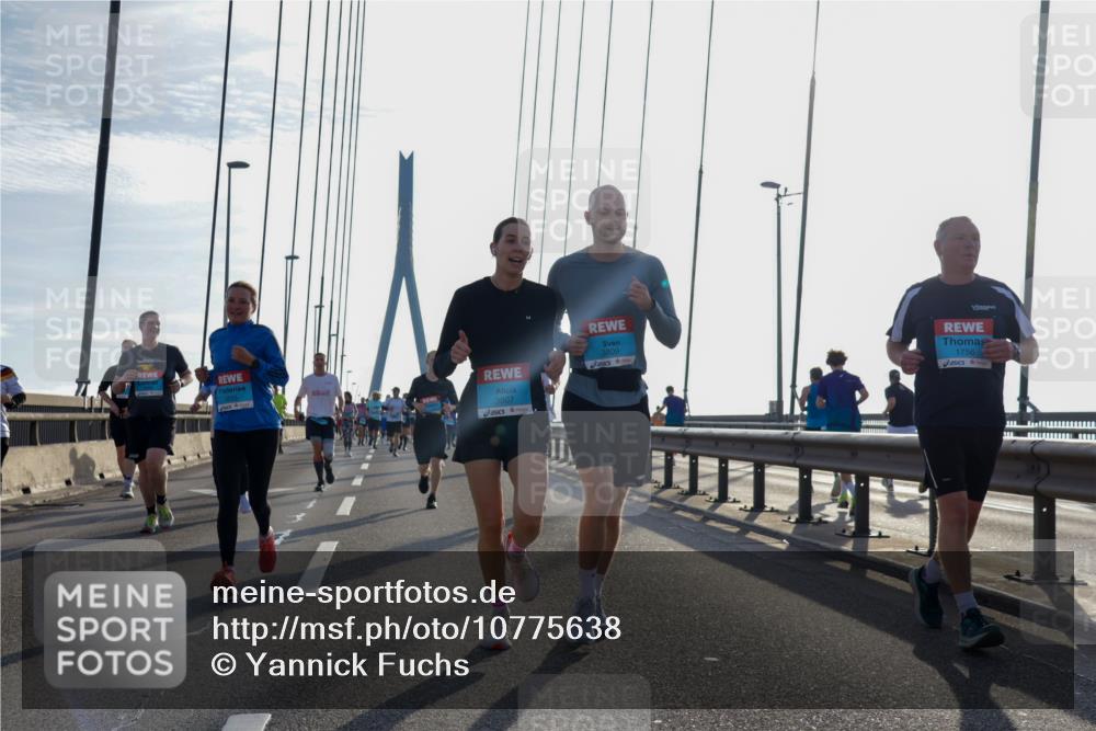 03.10.2026 - Köhlbrandbrückenlauf Yannick Fuchs http://msf.ph/oto/10775638 03.10.2026 09:35:16 Position 1 3807, 3809, 1756 meine-sportfotos.de