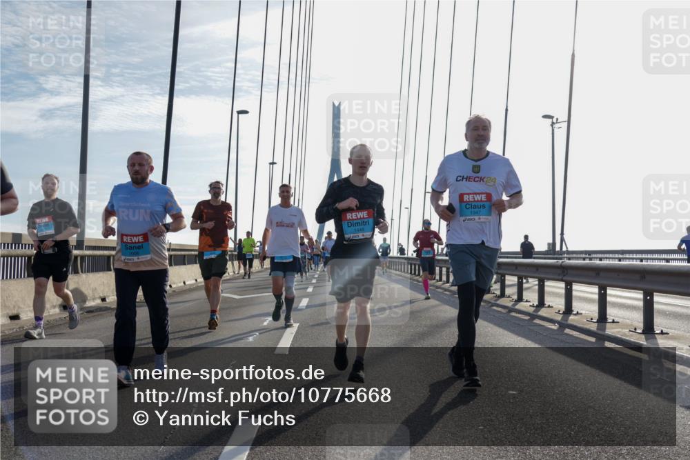 03.10.2026 - Köhlbrandbrückenlauf Yannick Fuchs http://msf.ph/oto/10775668 03.10.2026 09:35:19 Position 1 1006, 1446, 24, 1947 meine-sportfotos.de
