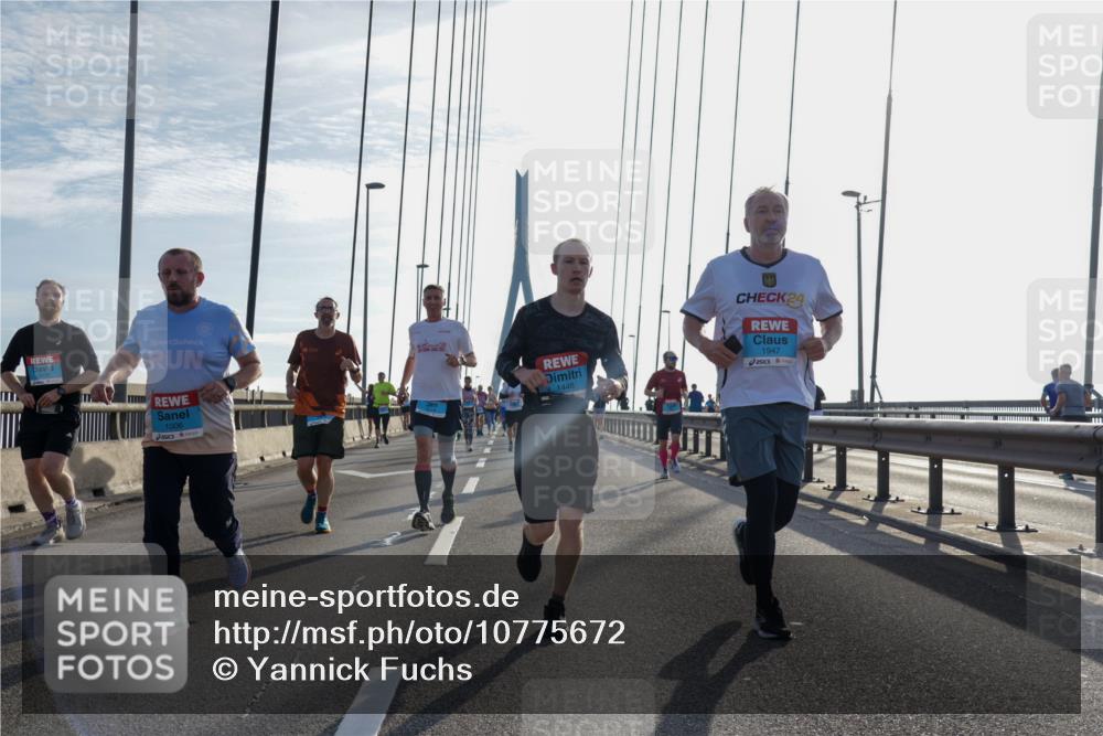 03.10.2026 - Köhlbrandbrückenlauf Yannick Fuchs http://msf.ph/oto/10775672 03.10.2026 09:35:19 Position 1 1006, 1446, 24, 1947 meine-sportfotos.de