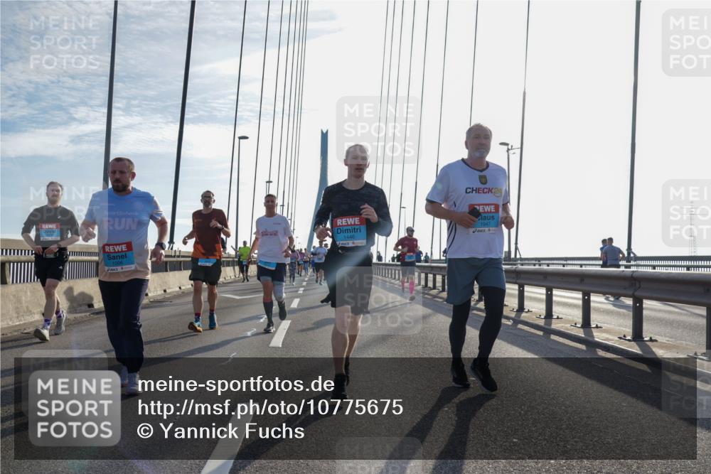 03.10.2026 - Köhlbrandbrückenlauf Yannick Fuchs http://msf.ph/oto/10775675 03.10.2026 09:35:19 Position 1 1006, 1446, 24, 1947 meine-sportfotos.de