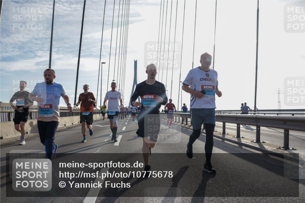 03.10.2026 - Köhlbrandbrückenlauf Yannick Fuchs http://msf.ph/oto/10775678 03.10.2026 09:35:20 Position 1 1006, 1446, 24, 1947 meine-sportfotos.de