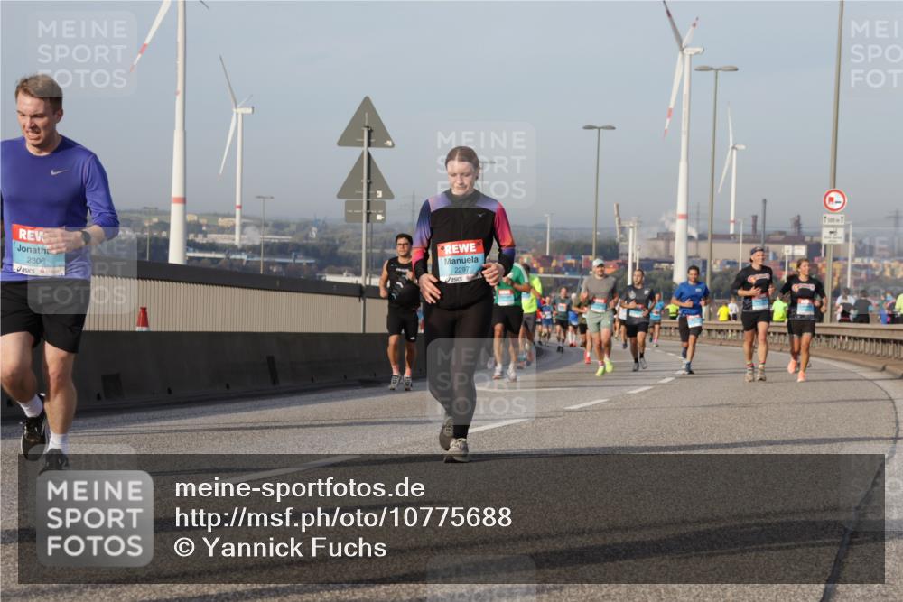 03.10.2026 - Köhlbrandbrückenlauf Yannick Fuchs http://msf.ph/oto/10775688 03.10.2026 09:41:21 Position 2 2306, 2297 meine-sportfotos.de
