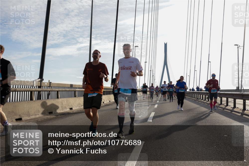 03.10.2026 - Köhlbrandbrückenlauf Yannick Fuchs http://msf.ph/oto/10775689 03.10.2026 09:35:21 Position 1 3018, 2025 meine-sportfotos.de