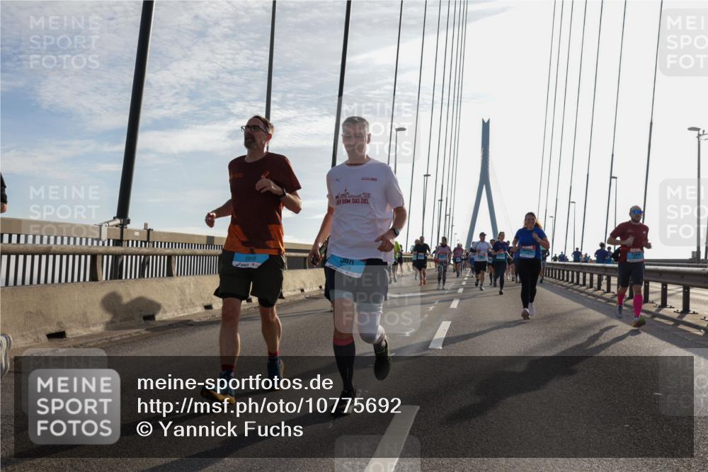 03.10.2026 - Köhlbrandbrückenlauf Yannick Fuchs http://msf.ph/oto/10775692 03.10.2026 09:35:21 Position 1 2810, 3018, 2025 meine-sportfotos.de