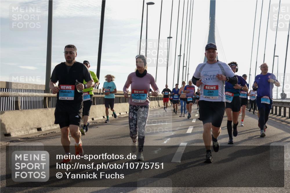 03.10.2026 - Köhlbrandbrückenlauf Yannick Fuchs http://msf.ph/oto/10775751 03.10.2026 09:35:26 Position 1 2831, 2886, 2841 meine-sportfotos.de