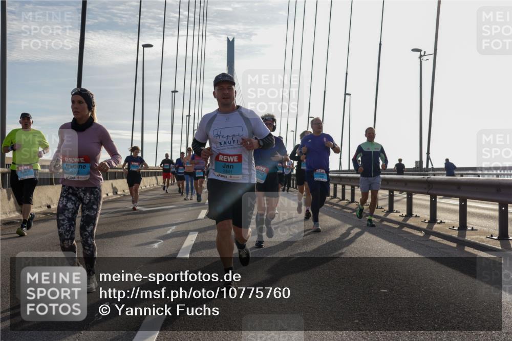03.10.2026 - Köhlbrandbrückenlauf Yannick Fuchs http://msf.ph/oto/10775760 03.10.2026 09:35:26 Position 1 2886, 2841 meine-sportfotos.de