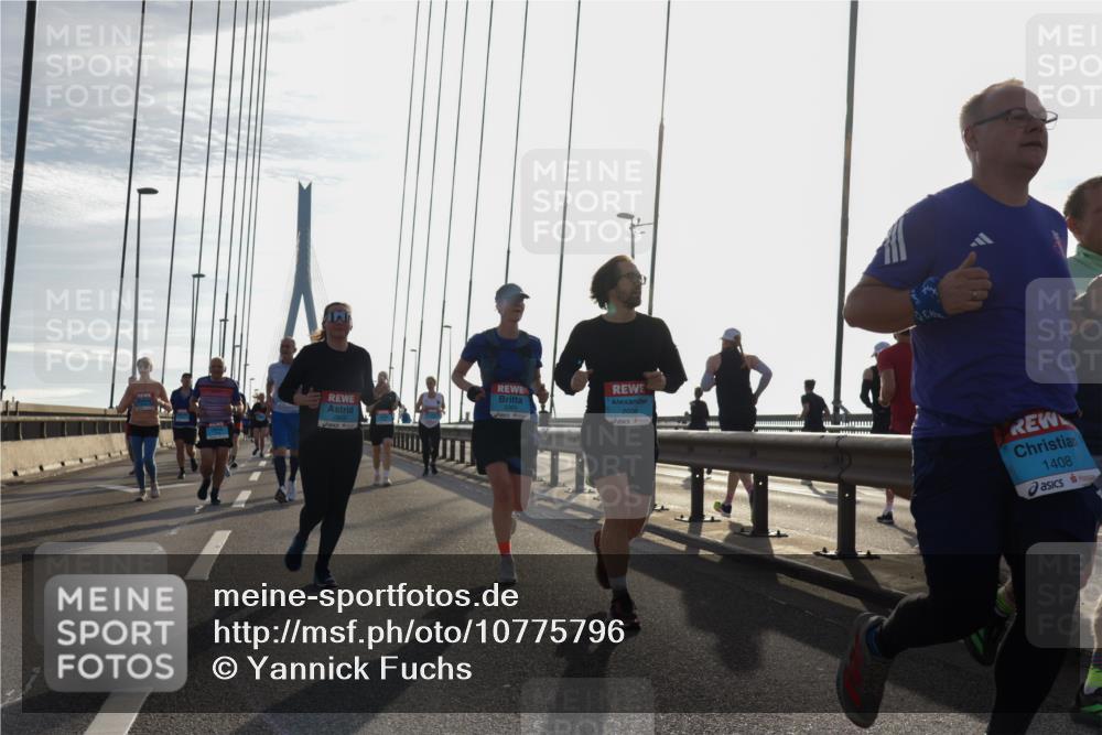 03.10.2026 - Köhlbrandbrückenlauf Yannick Fuchs http://msf.ph/oto/10775796 03.10.2026 09:35:29 Position 1 2038, 1408 meine-sportfotos.de