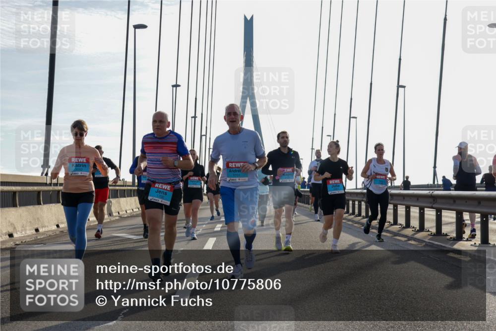03.10.2026 - Köhlbrandbrückenlauf Yannick Fuchs http://msf.ph/oto/10775806 03.10.2026 09:35:31 Position 1 1701, 3052, 1700 meine-sportfotos.de
