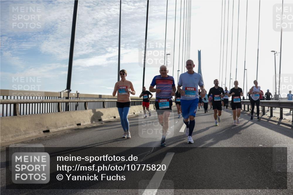 03.10.2026 - Köhlbrandbrückenlauf Yannick Fuchs http://msf.ph/oto/10775820 03.10.2026 09:35:32 Position 1 1700, 1701 meine-sportfotos.de