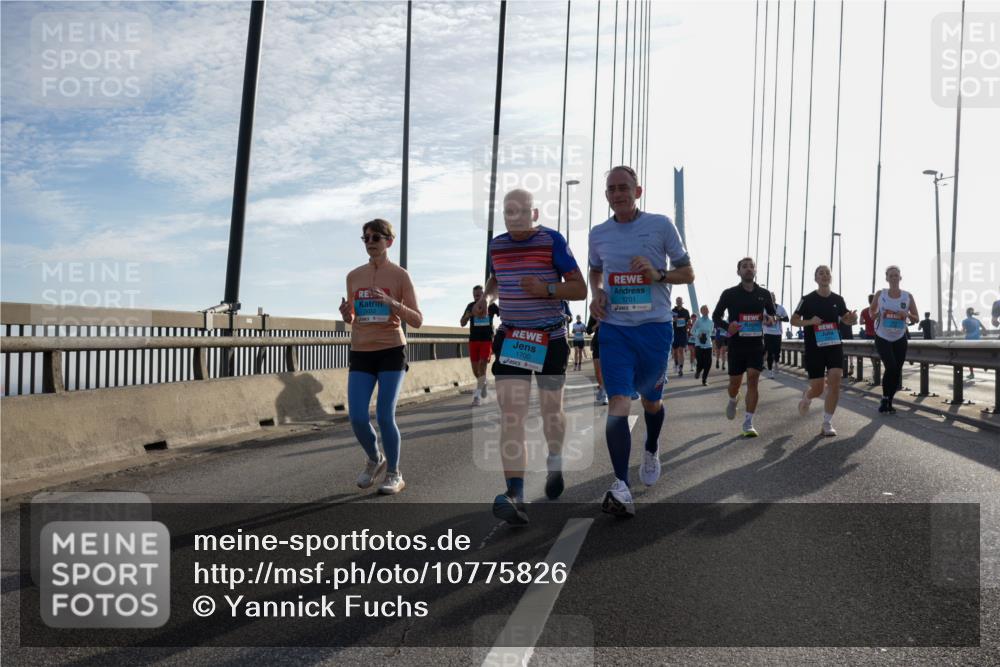 03.10.2026 - Köhlbrandbrückenlauf Yannick Fuchs http://msf.ph/oto/10775826 03.10.2026 09:35:32 Position 1 1700, 1701 meine-sportfotos.de