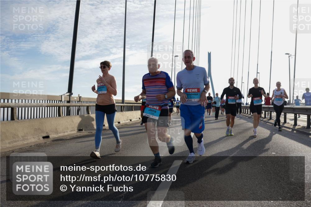 03.10.2026 - Köhlbrandbrückenlauf Yannick Fuchs http://msf.ph/oto/10775830 03.10.2026 09:35:33 Position 1 1700, 1701 meine-sportfotos.de