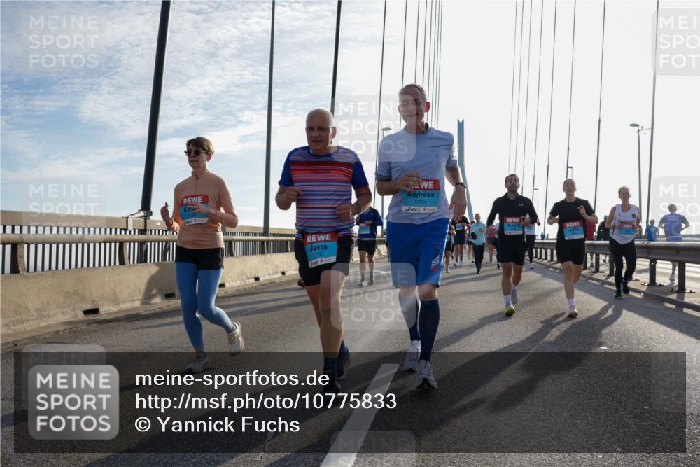 03.10.2026 - Köhlbrandbrückenlauf Yannick Fuchs http://msf.ph/oto/10775833 03.10.2026 09:35:33 Position 1 1700, 1701 meine-sportfotos.de
