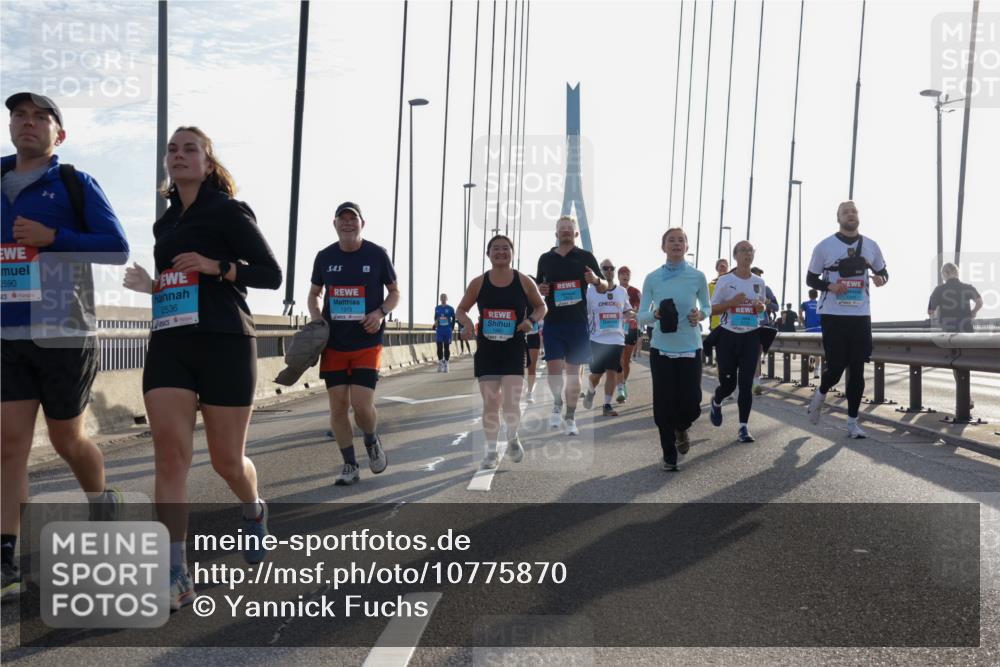 03.10.2026 - Köhlbrandbrückenlauf Yannick Fuchs http://msf.ph/oto/10775870 03.10.2026 09:35:36 Position 1 2590, 2536, 1973, 1980 meine-sportfotos.de