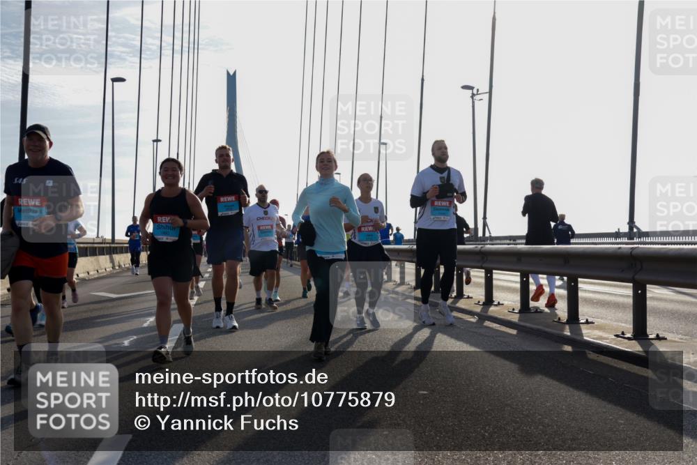 03.10.2026 - Köhlbrandbrückenlauf Yannick Fuchs http://msf.ph/oto/10775879 03.10.2026 09:35:36 Position 1 1973, 1980 meine-sportfotos.de