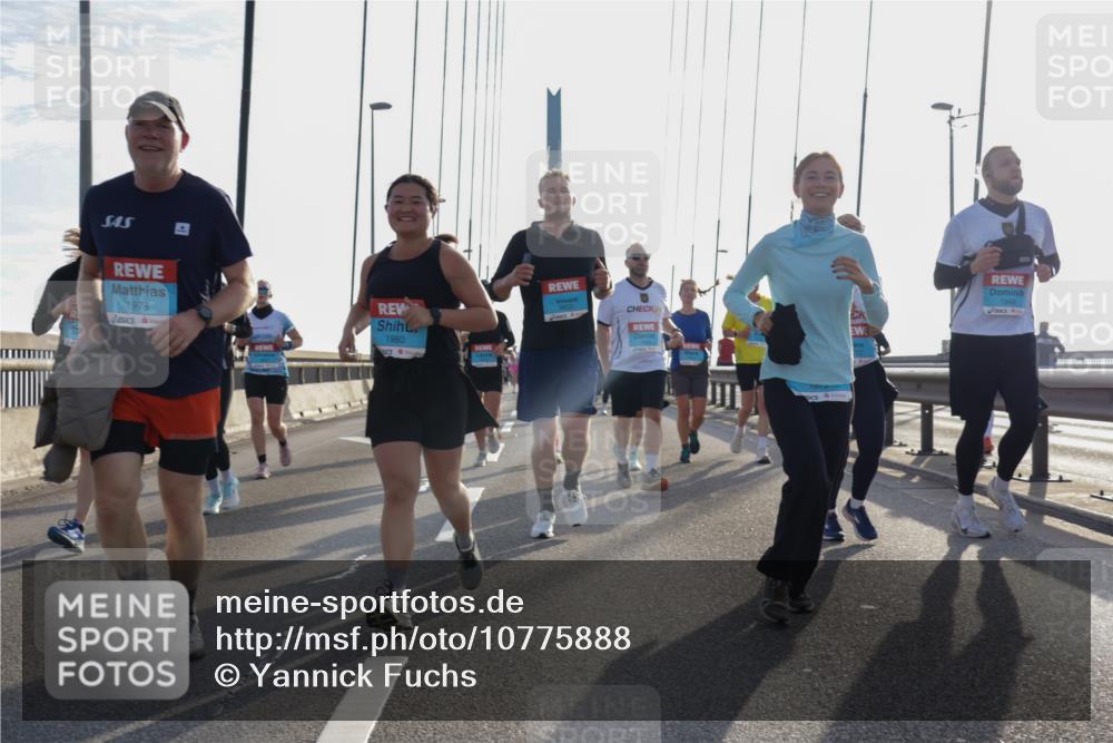 03.10.2026 - Köhlbrandbrückenlauf Yannick Fuchs http://msf.ph/oto/10775888 03.10.2026 09:35:37 Position 1 1973, 1980, 1948 meine-sportfotos.de