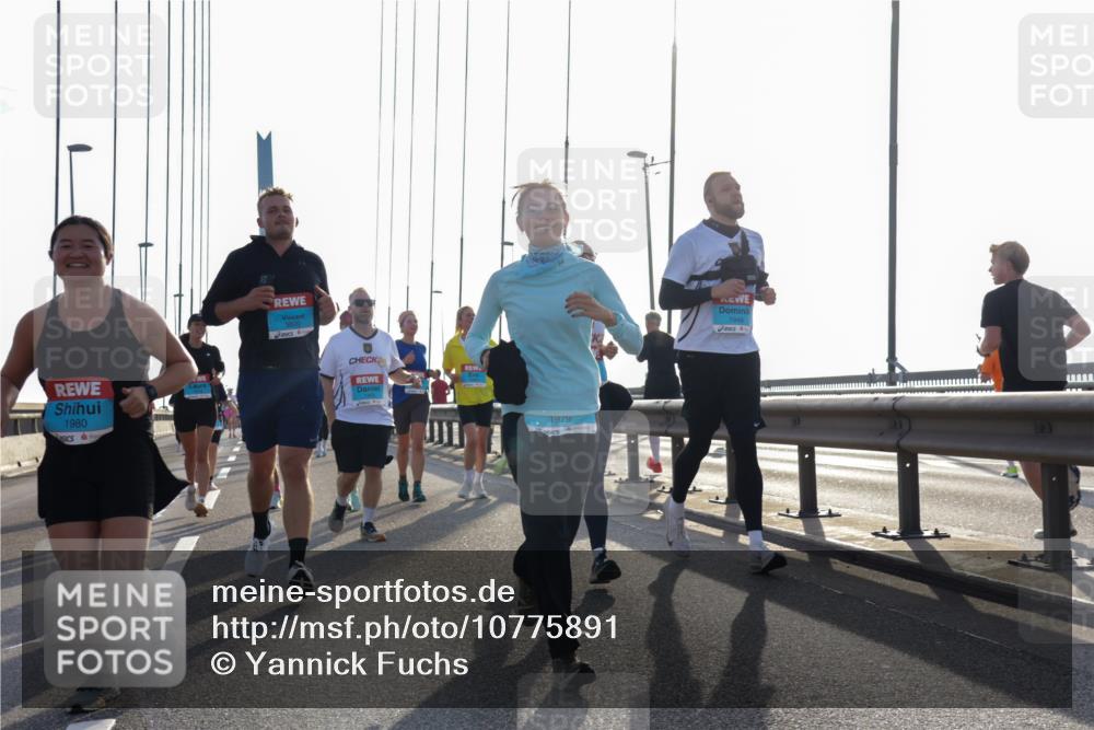03.10.2026 - Köhlbrandbrückenlauf Yannick Fuchs http://msf.ph/oto/10775891 03.10.2026 09:35:37 Position 1 1980, 3800, 1979 meine-sportfotos.de