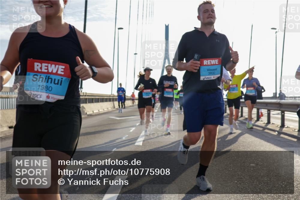 03.10.2026 - Köhlbrandbrückenlauf Yannick Fuchs http://msf.ph/oto/10775908 03.10.2026 09:35:38 Position 1 30, 1980, 3800 meine-sportfotos.de
