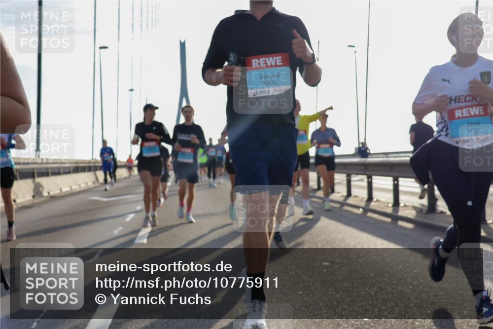 03.10.2026 - Köhlbrandbrückenlauf Yannick Fuchs http://msf.ph/oto/10775911 03.10.2026 09:35:38 Position 1 3800, 3722 meine-sportfotos.de