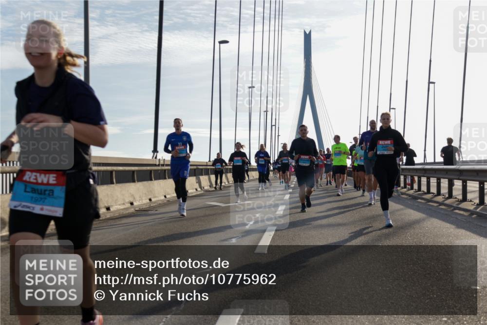 03.10.2026 - Köhlbrandbrückenlauf Yannick Fuchs http://msf.ph/oto/10775962 03.10.2026 09:35:42 Position 1 1977 meine-sportfotos.de
