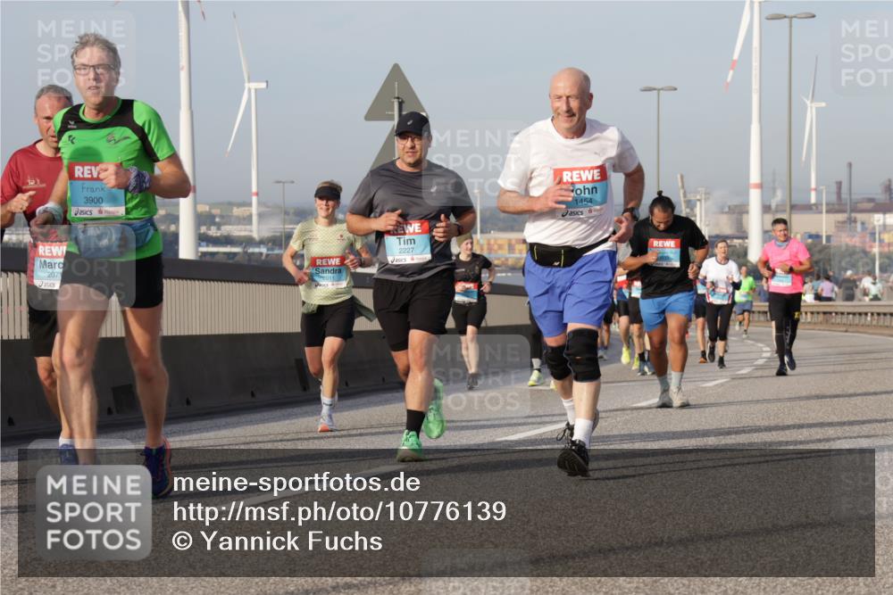 03.10.2026 - Köhlbrandbrückenlauf Yannick Fuchs http://msf.ph/oto/10776139 03.10.2026 09:42:12 Position 2 2071, 3900, 2011, 2227, 1454 meine-sportfotos.de
