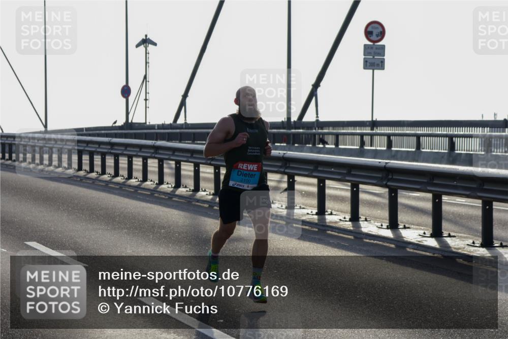 03.10.2026 - Köhlbrandbrückenlauf Yannick Fuchs http://msf.ph/oto/10776169 03.10.2026 09:16:24 Position 1 2100, 300, 1 meine-sportfotos.de
