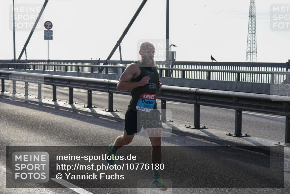 03.10.2026 - Köhlbrandbrückenlauf Yannick Fuchs http://msf.ph/oto/10776180 03.10.2026 09:16:25 Position 1 300, 1, 2100 meine-sportfotos.de