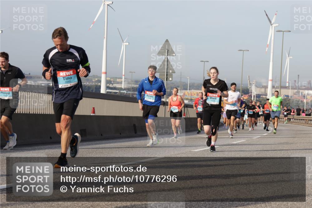 03.10.2026 - Köhlbrandbrückenlauf Yannick Fuchs http://msf.ph/oto/10776296 03.10.2026 09:42:24 Position 2 1339, 1645, 1422 meine-sportfotos.de