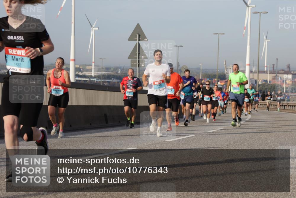 03.10.2026 - Köhlbrandbrückenlauf Yannick Fuchs http://msf.ph/oto/10776343 03.10.2026 09:42:27 Position 2 1422, 3157, 3141 meine-sportfotos.de