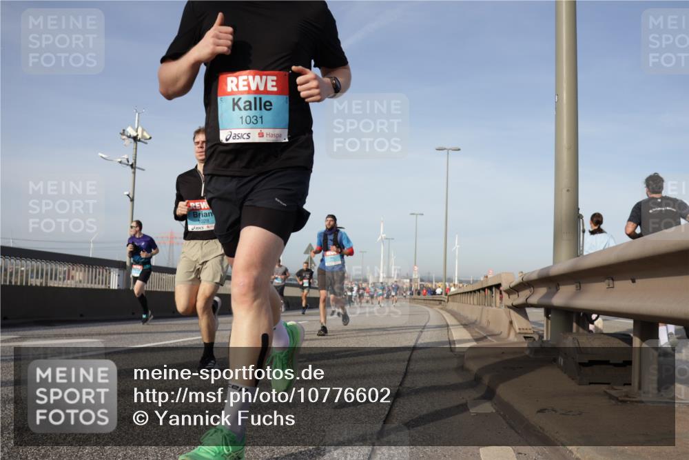 03.10.2026 - Köhlbrandbrückenlauf Yannick Fuchs http://msf.ph/oto/10776602 03.10.2026 09:42:48 Position 2 1031, 1028, 8 meine-sportfotos.de