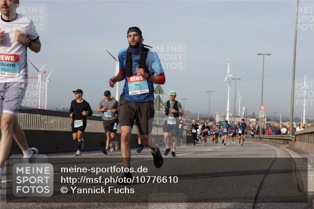 03.10.2026 - Köhlbrandbrückenlauf Yannick Fuchs http://msf.ph/oto/10776610 03.10.2026 09:42:49 Position 2 2852, 3757 meine-sportfotos.de