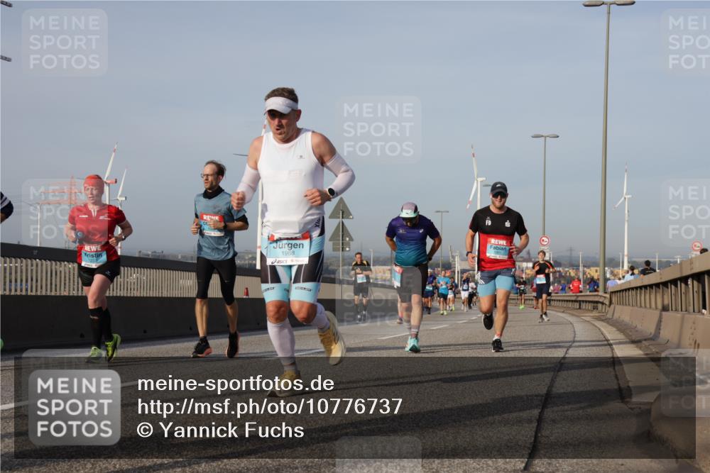03.10.2026 - Köhlbrandbrückenlauf Yannick Fuchs http://msf.ph/oto/10776737 03.10.2026 09:43:02 Position 2 1968 meine-sportfotos.de