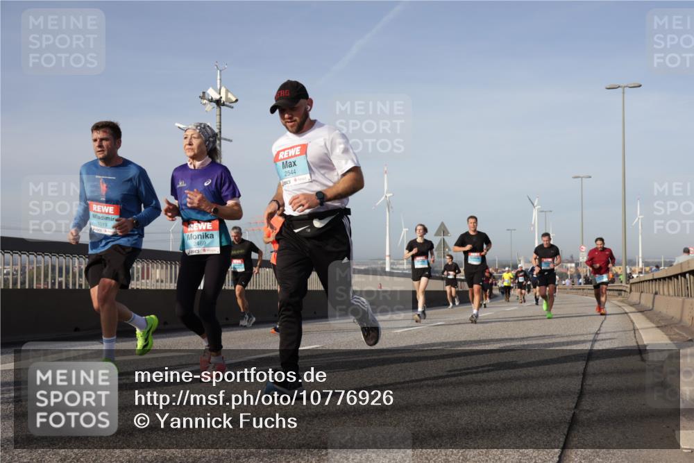 03.10.2026 - Köhlbrandbrückenlauf Yannick Fuchs http://msf.ph/oto/10776926 03.10.2026 09:43:19 Position 2 1019, 2469, 2544 meine-sportfotos.de