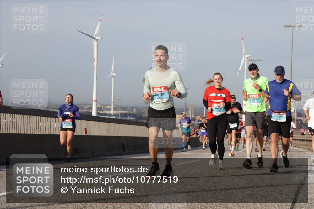 03.10.2026 - Köhlbrandbrückenlauf Yannick Fuchs http://msf.ph/oto/10777519 03.10.2026 09:44:03 Position 2 2973, 3367 meine-sportfotos.de