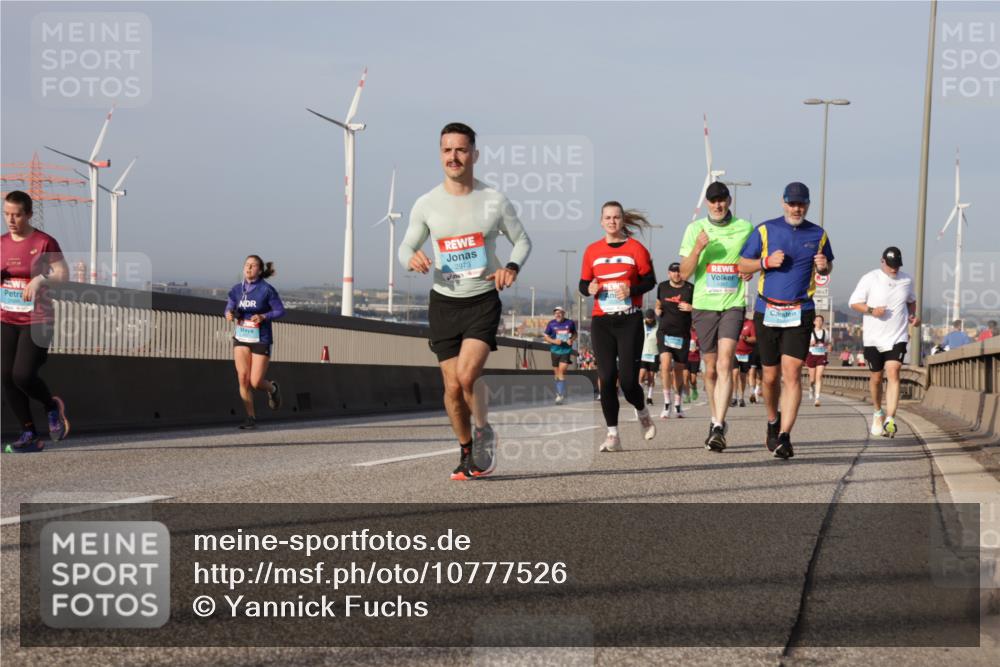 03.10.2026 - Köhlbrandbrückenlauf Yannick Fuchs http://msf.ph/oto/10777526 03.10.2026 09:44:03 Position 2 2973 meine-sportfotos.de