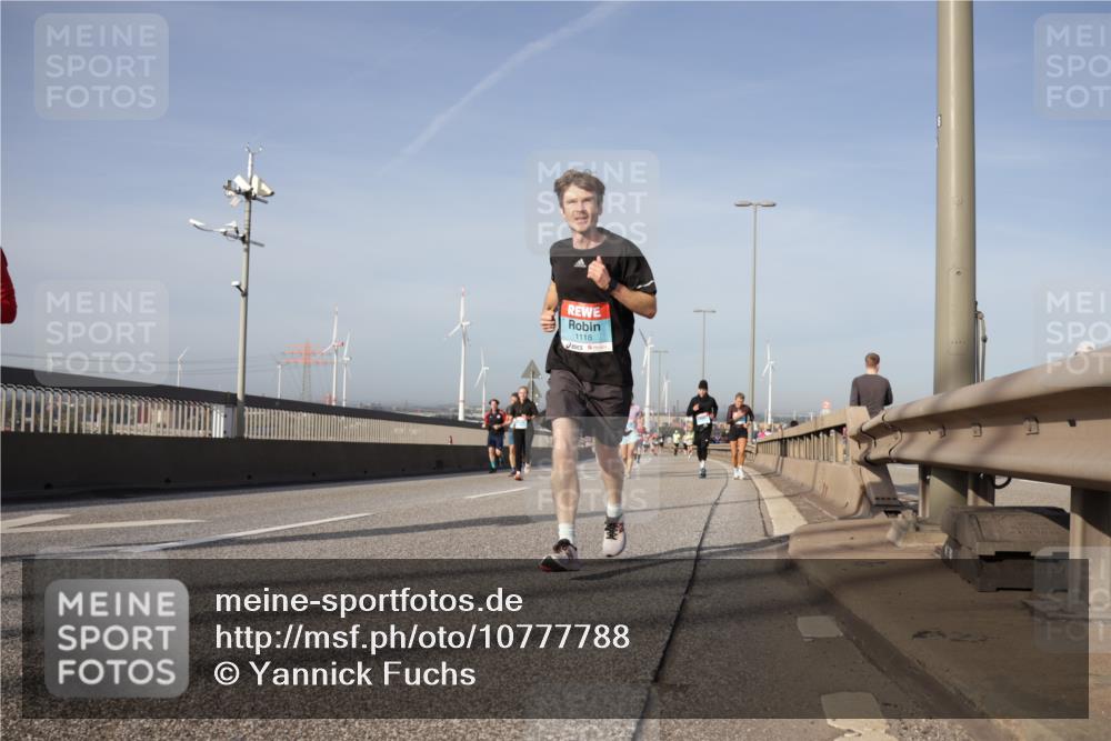 03.10.2026 - Köhlbrandbrückenlauf Yannick Fuchs http://msf.ph/oto/10777788 03.10.2026 09:44:23 Position 2 1118 meine-sportfotos.de