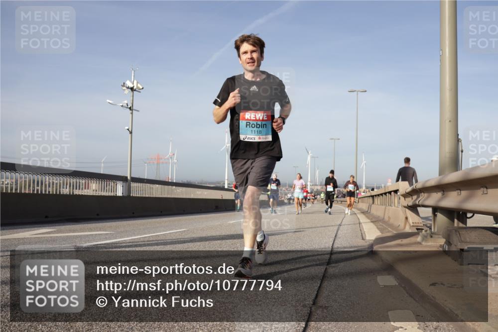 03.10.2026 - Köhlbrandbrückenlauf Yannick Fuchs http://msf.ph/oto/10777794 03.10.2026 09:44:23 Position 2 1118 meine-sportfotos.de
