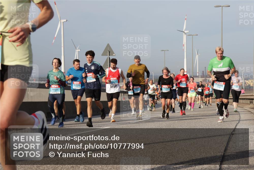 03.10.2026 - Köhlbrandbrückenlauf Yannick Fuchs http://msf.ph/oto/10777994 03.10.2026 09:44:39 Position 2 3721, 3720, 2136 meine-sportfotos.de