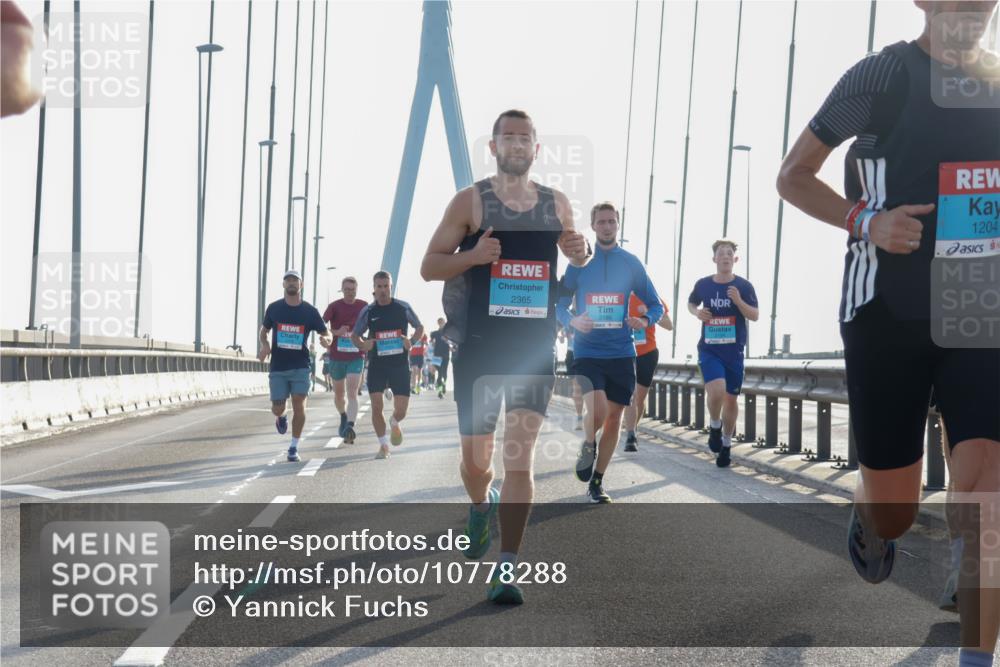 03.10.2026 - Köhlbrandbrückenlauf Yannick Fuchs http://msf.ph/oto/10778288 03.10.2026 09:22:50 Position 1 2365, 2186, 1204 meine-sportfotos.de