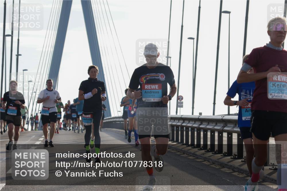 03.10.2026 - Köhlbrandbrückenlauf Yannick Fuchs http://msf.ph/oto/10778318 03.10.2026 09:22:58 Position 1 1421, 1102, 1777, 2210, 18 meine-sportfotos.de